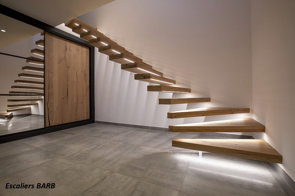 Escaliers en chêne avec marches suspendues , bandeaux led , placard en chêne rustique et miroir.