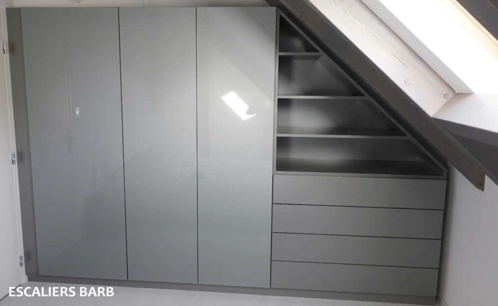 Placard -dressing sous pente sur mesure avec crédence en verre collée sur portes