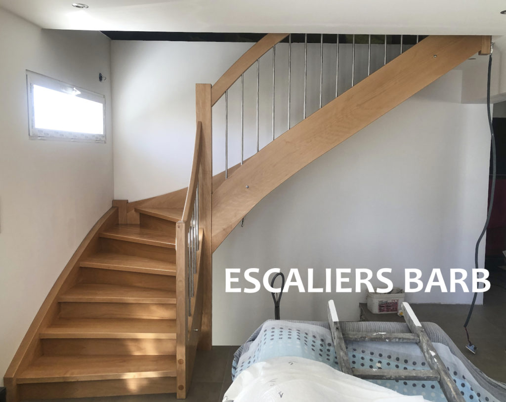 Escaliers classique en bois de hêtre avec balustres en inox