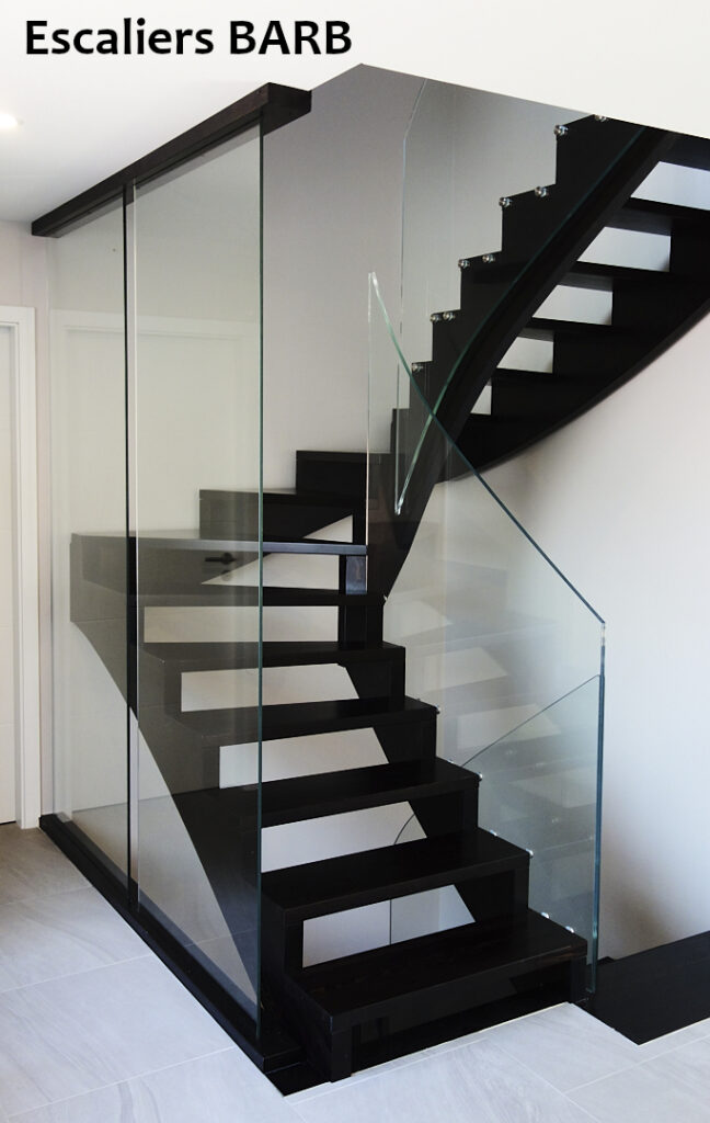 escalier moderne sans nez de marche, garde corps en verre trempé