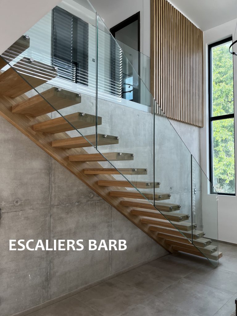 escalier design suspendu en chêne avec verre trempé