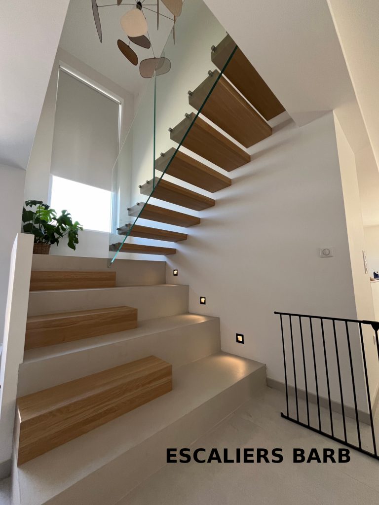 escalier-bois-design-suspendu-verre-trempe