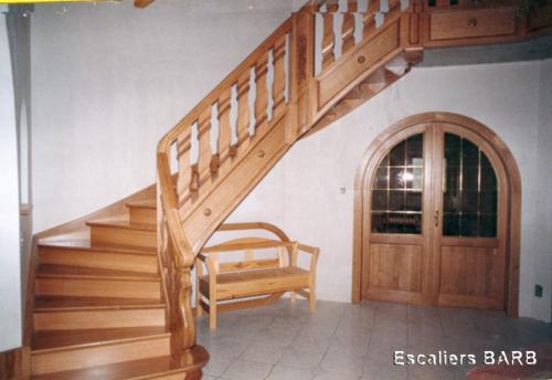 escalier balutres et poteau sculptés
