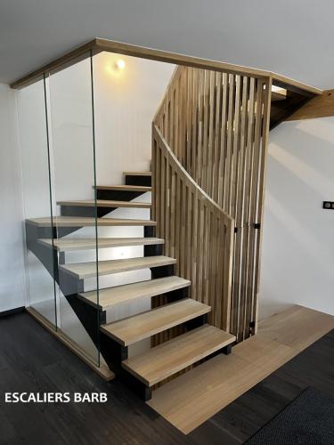 escalier bois design avec claustra et verre