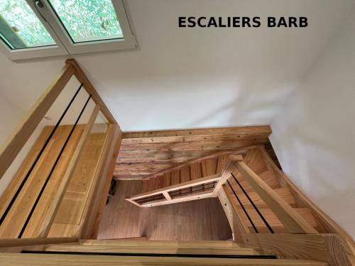 escalier-bois-sur-mesure-style-chalet-avec-barres-noires