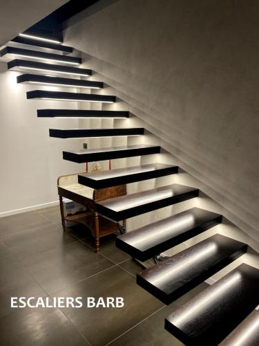 escalier design marches suspendu en hêtre teinté